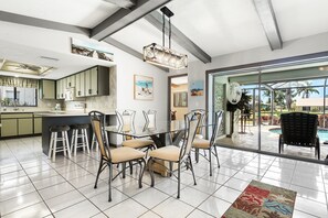 Dining - Villa Prestige Worldwide (Cape Coral)