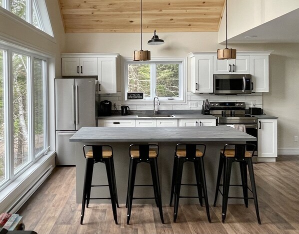 Een koelkast, een microgolfoven, een oven, een kookplaat