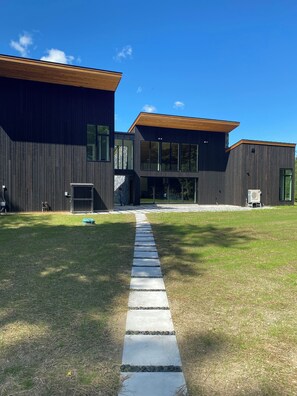 Exterior - Modern ski retreat less than 5 minutes for jay peak - Pet Friendly (Jay)