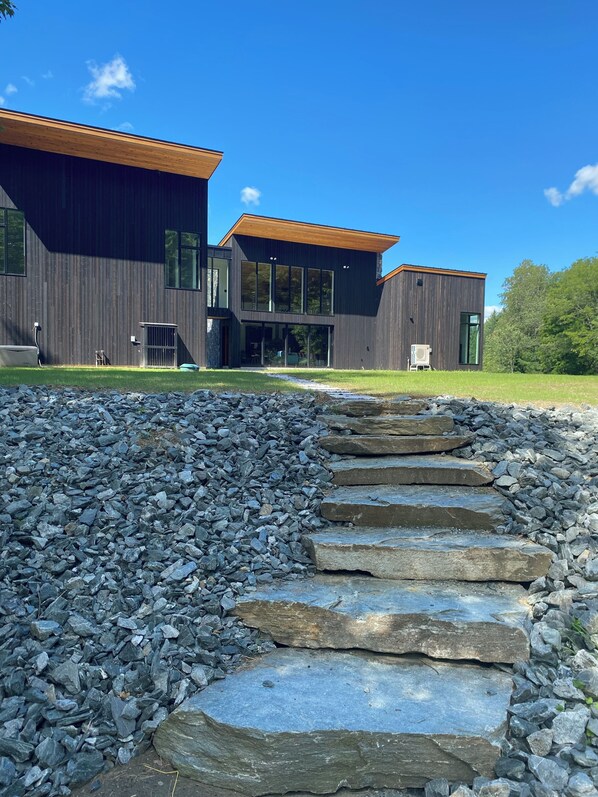 Property grounds - Modern ski retreat less than 5 minutes for jay peak - Pet Friendly (Jay)