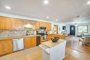 Kühlschrank, Mikrowelle, Herdplatte, Geschirrspüler