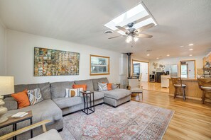 TV, fireplace, books - Spacious Deck: Waterfront Home in Gun Barrel City! (Gun Barrel City)