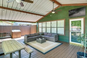 Outdoor dining - Spacious Deck: Waterfront Home in Gun Barrel City! (Gun Barrel City)