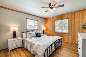 3 bedrooms, iron/ironing board, Internet, bed sheets