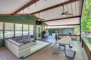 Outdoor dining - Spacious Deck: Waterfront Home in Gun Barrel City! (Gun Barrel City)