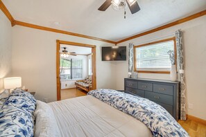 3 bedrooms, iron/ironing board, internet, bed sheets - Spacious Deck: Waterfront Home in Gun Barrel City! (Gun Barrel City)