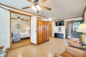 3 slaapkamers, een strijkplank/strijkijzer, internet, beddengoed