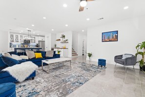 Living area - Modern Family Friendly 5 BR in Dallas w Lounge (Dallas)