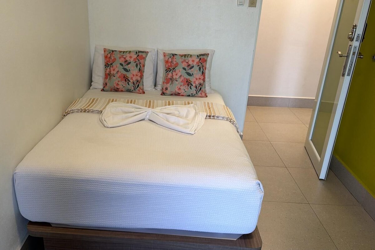 Classic Room | Desk, laptop workspace, WiFi (free), individually decorated