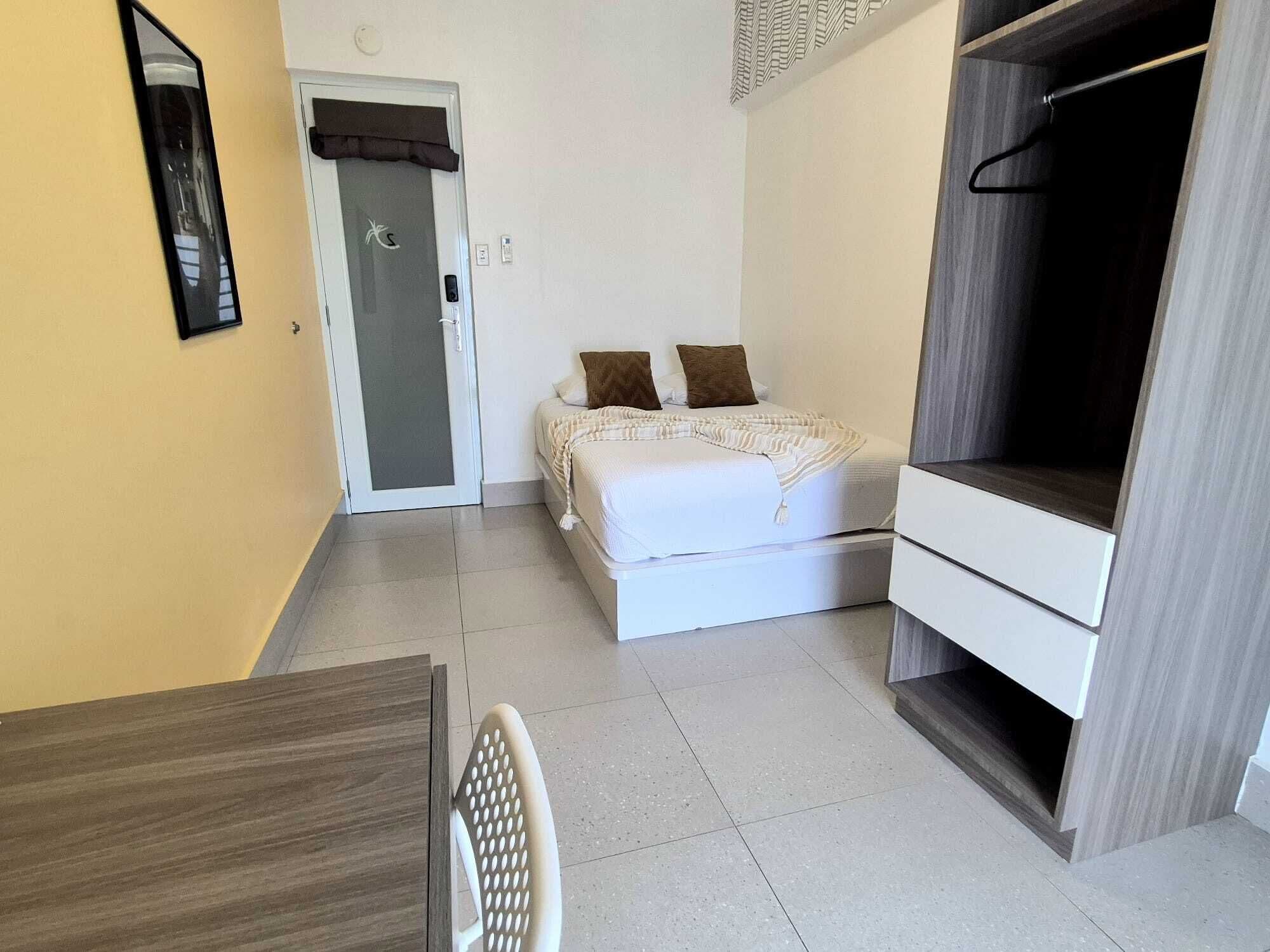 Habitación clásica | Decoración personalizada, muebles diferentes y escritorio 