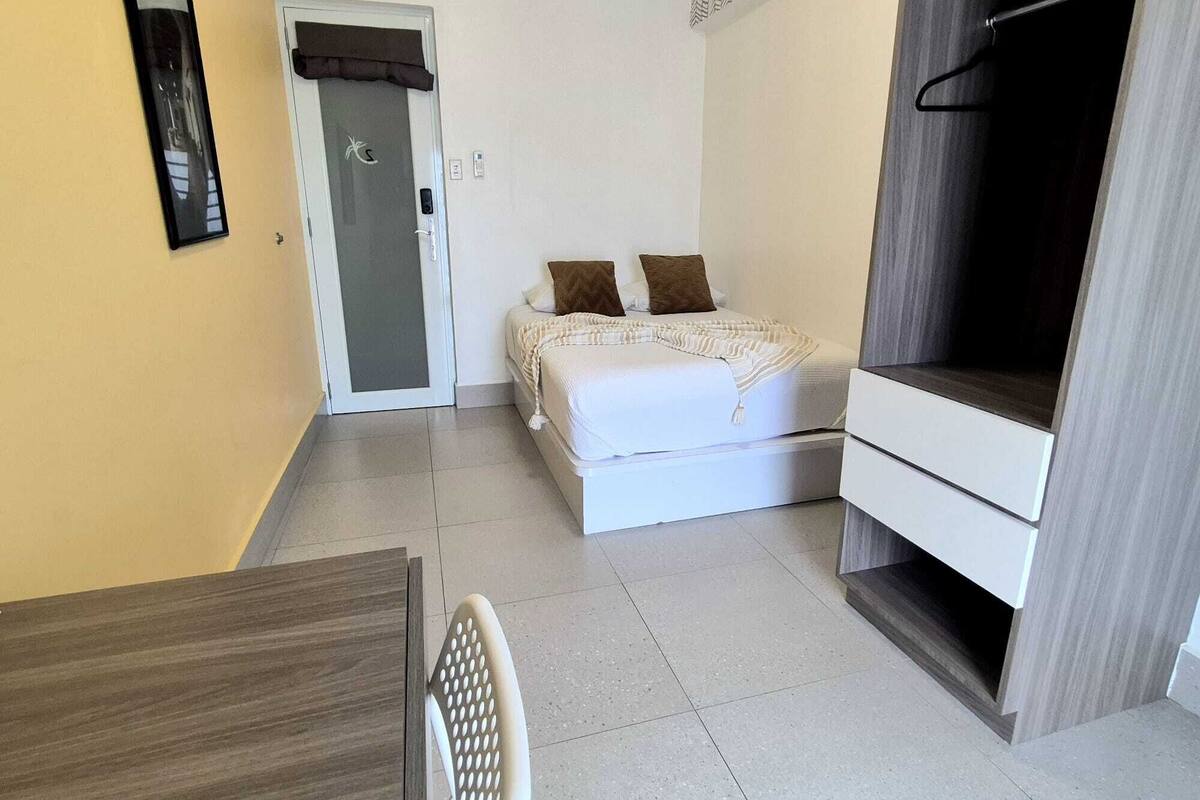Ein gemütliches Schlafzimmer mit Bett, Kleiderschrank und einem kleinen Tisch.