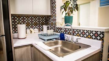 Frigobar, micro-ondas, cooktop, torradeira