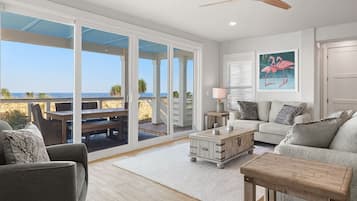 Huis (5 Bedrooms) | Woonruimte | Een 40-inch televisie met kabelzenders en een open haard