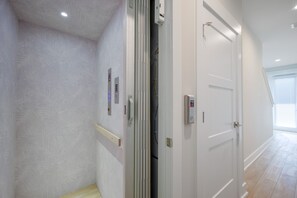 Casa (5 Bedrooms) | Servicio de la propiedad