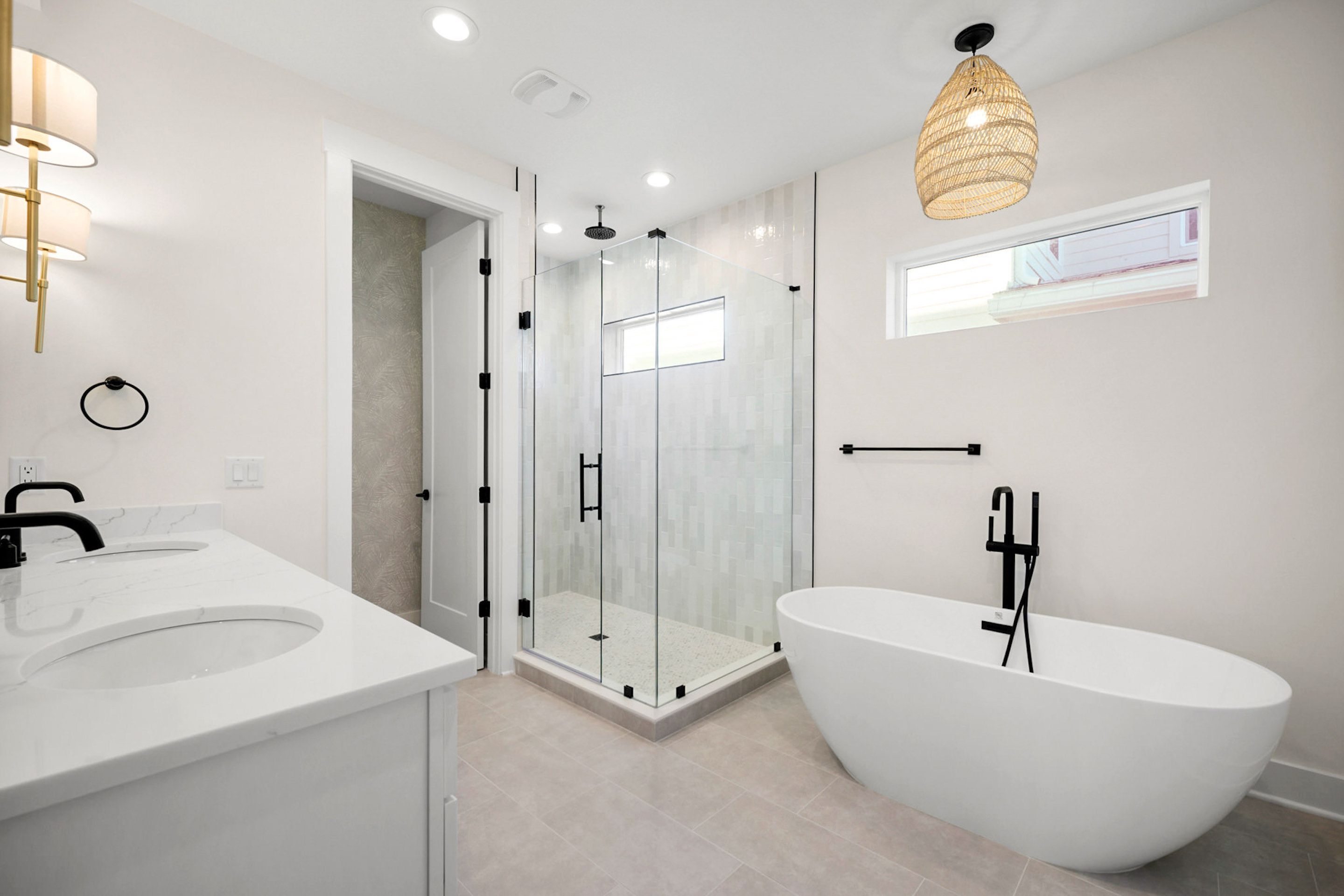 Une salle de bain moderne dotée d’une douche à parois de verre, d’une baignoire sur pieds et d’un meuble-lavabo.