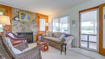 TV, fireplace