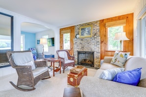 TV, fireplace