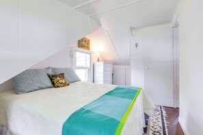 3 bedrooms, iron/ironing board, free Internet, bed sheets