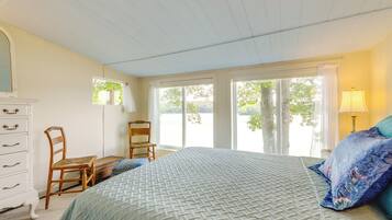 3 bedrooms, iron/ironing board, free Internet, bed sheets