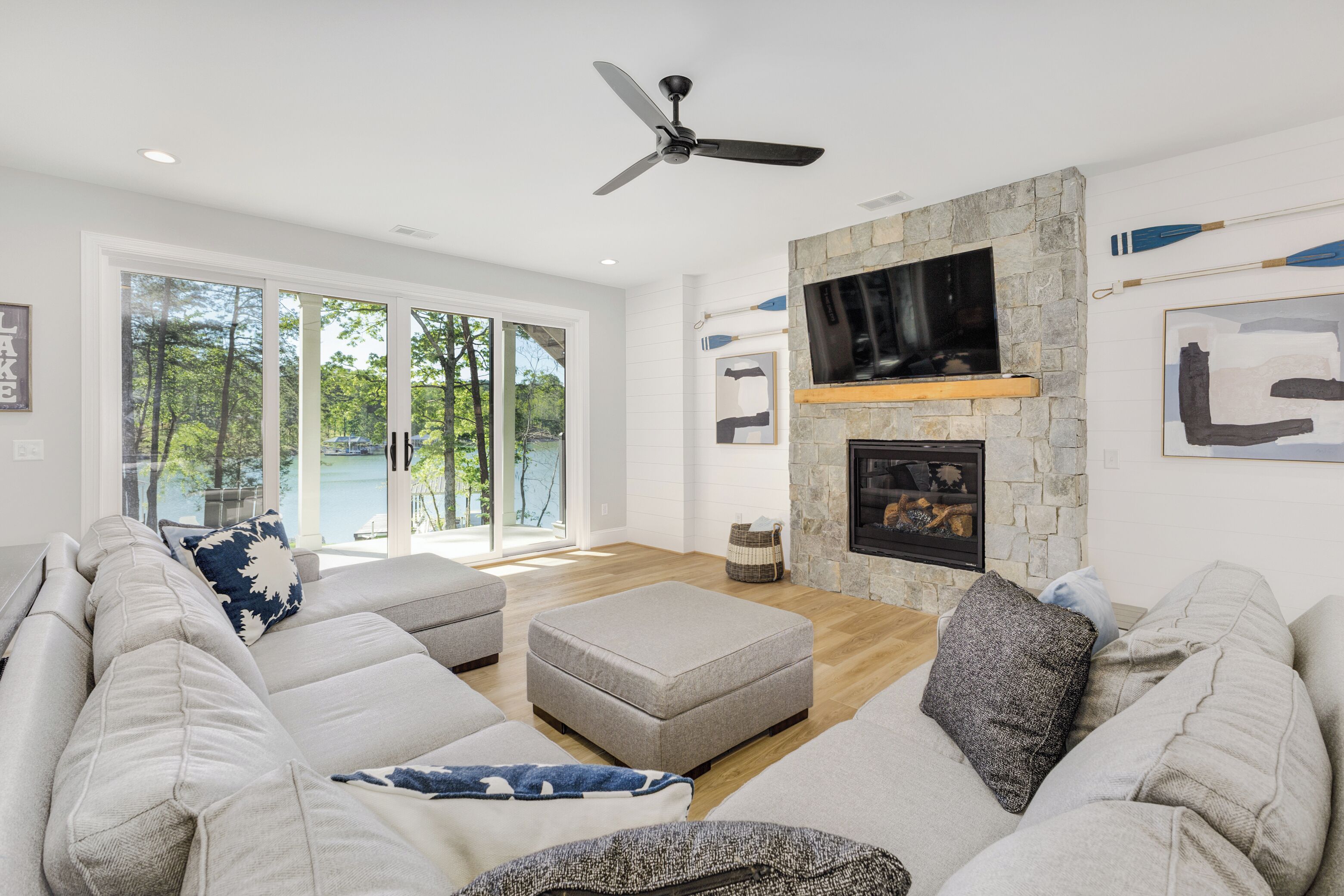 スマートテレビ、暖炉、Netflix、ストリーミングサービス