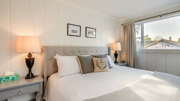 2 bedrooms, iron/ironing board, internet, bed sheets