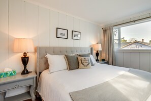 2 bedrooms, iron/ironing board, internet, bed sheets