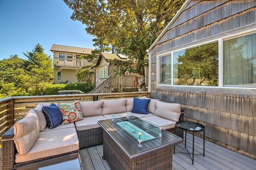 Quaint 'Sur La Mer' Cottage w/ Deck, Fire Pit