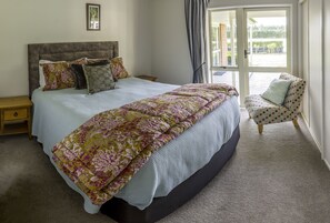 Egyptian cotton sheets, premium bedding, down duvets, pillow-top beds - GEM bed and breakfast (West Melton)