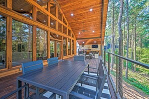 Outdoor dining - Broken Bow Cabin < 9 Mi to Choctaw Landing Casino (Broken Bow)
