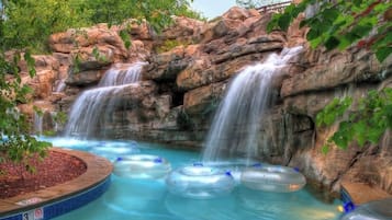 Alberca techada y alberca al aire libre