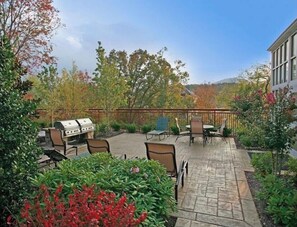 Outdoor dining - Exquisite RiverStone Resort&Spa,24 HR Pool,Lazy River, By Dollywood & Parkway (Pigeon Forge)