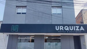 A building with a sign for 'URQUIZA Suites & Apartment'. - Urquiza Suites Salta (Salta)