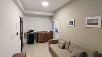 Suite estudio estándar | Área de sala de estar