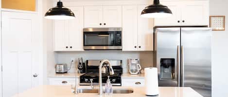 Refrigerador, microondas, horno, placa de cocina
