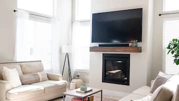 Smart TV, caminetto, libri