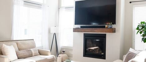 Smart-TV, Kamin, Bücher