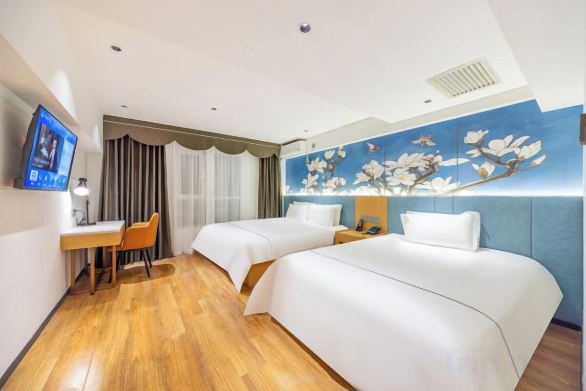 Family Friendly Room (Air Conditioner, Fridge)