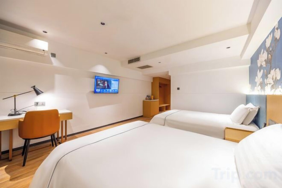 Yushu Twin Room (Xiaomi Humidifier + Air Conditioning + Mini Fridge)