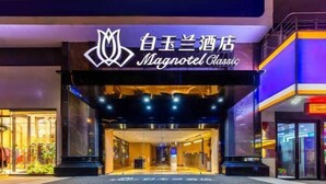 Magnotel Classic -hotellin ulkoasu: moderni julkisivu ja valaistut kyltit.