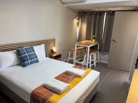 Habitación doble Deluxe | Escritorio, tabla de planchar con plancha y wifi gratis