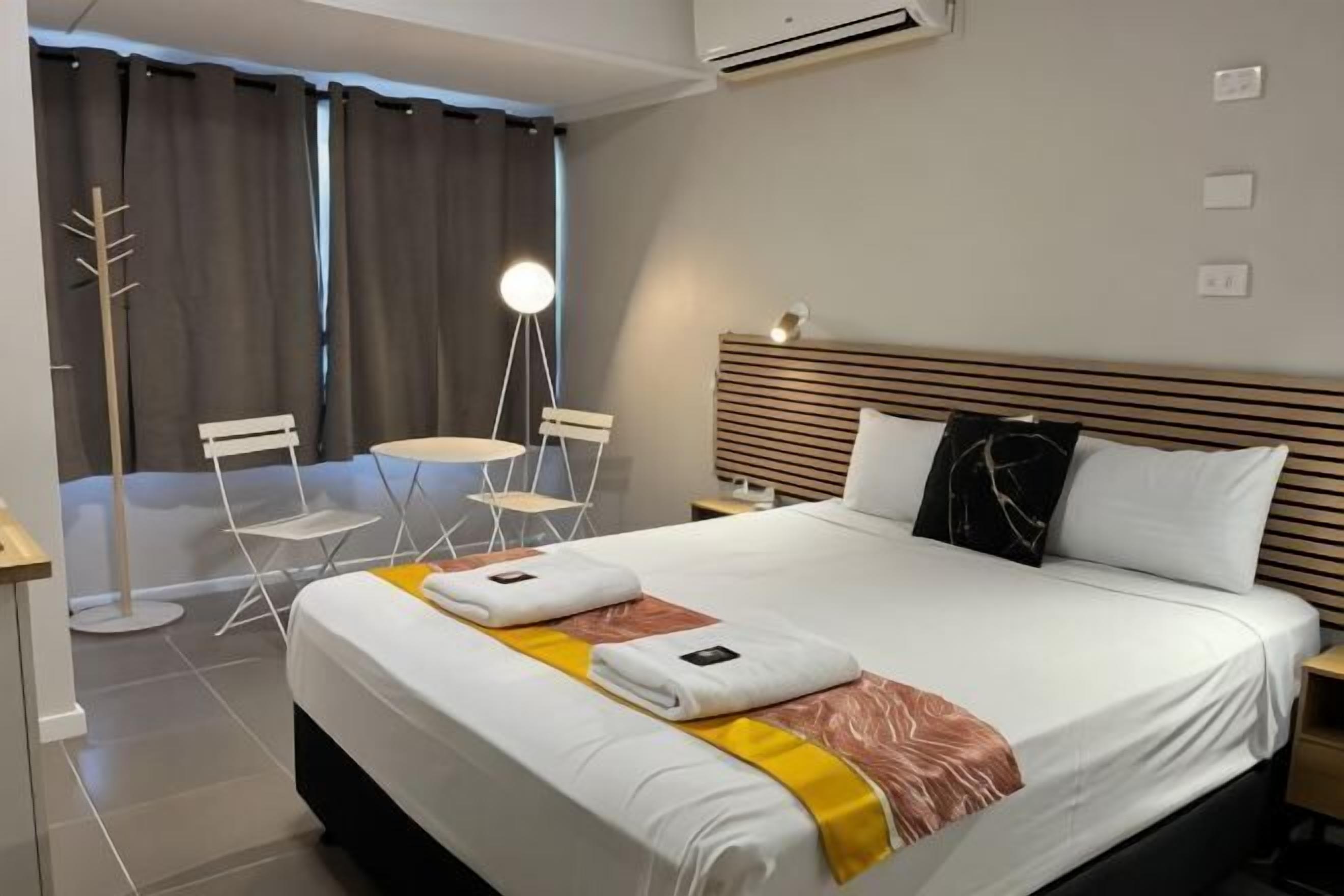 Escritorio, tabla de planchar con plancha, wifi gratis