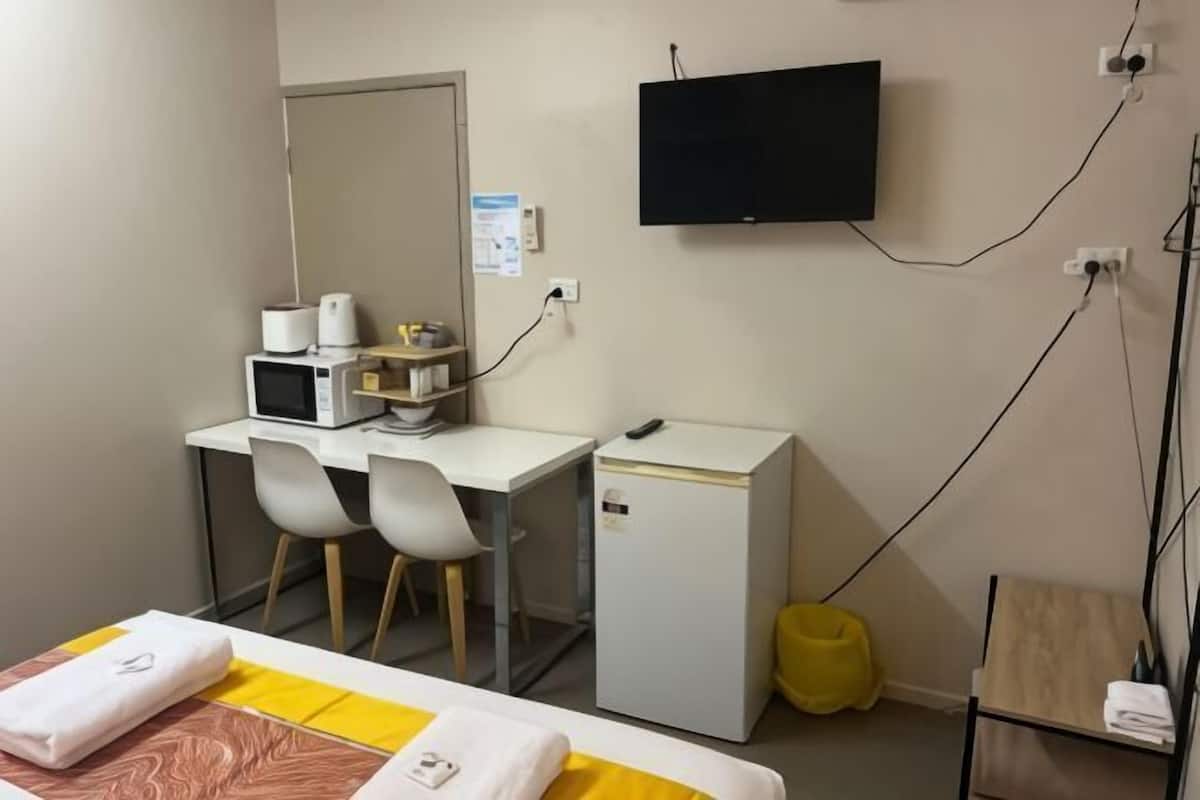 Escritorio, tabla de planchar con plancha, wifi gratis