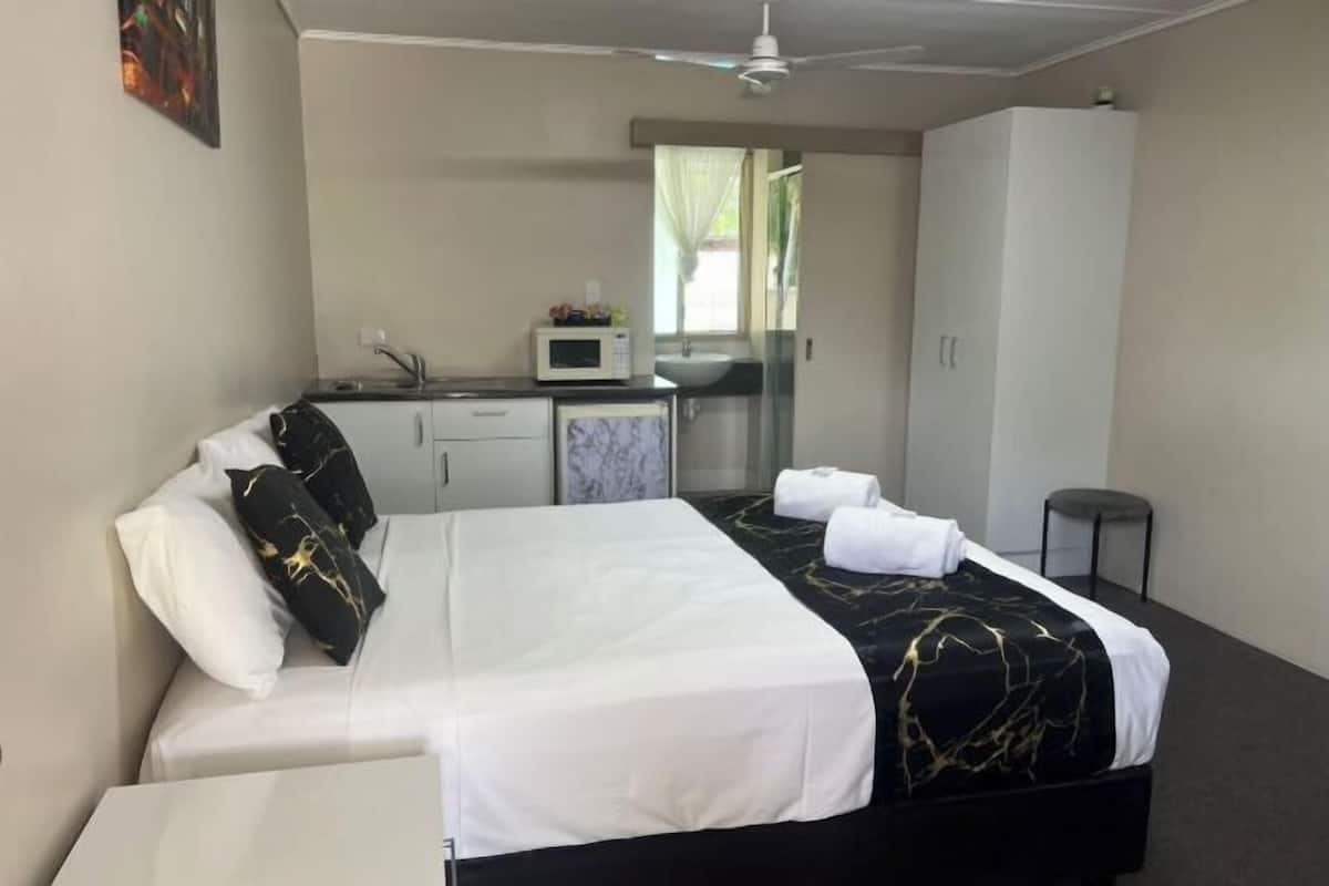 Escritorio, tabla de planchar con plancha, wifi gratis