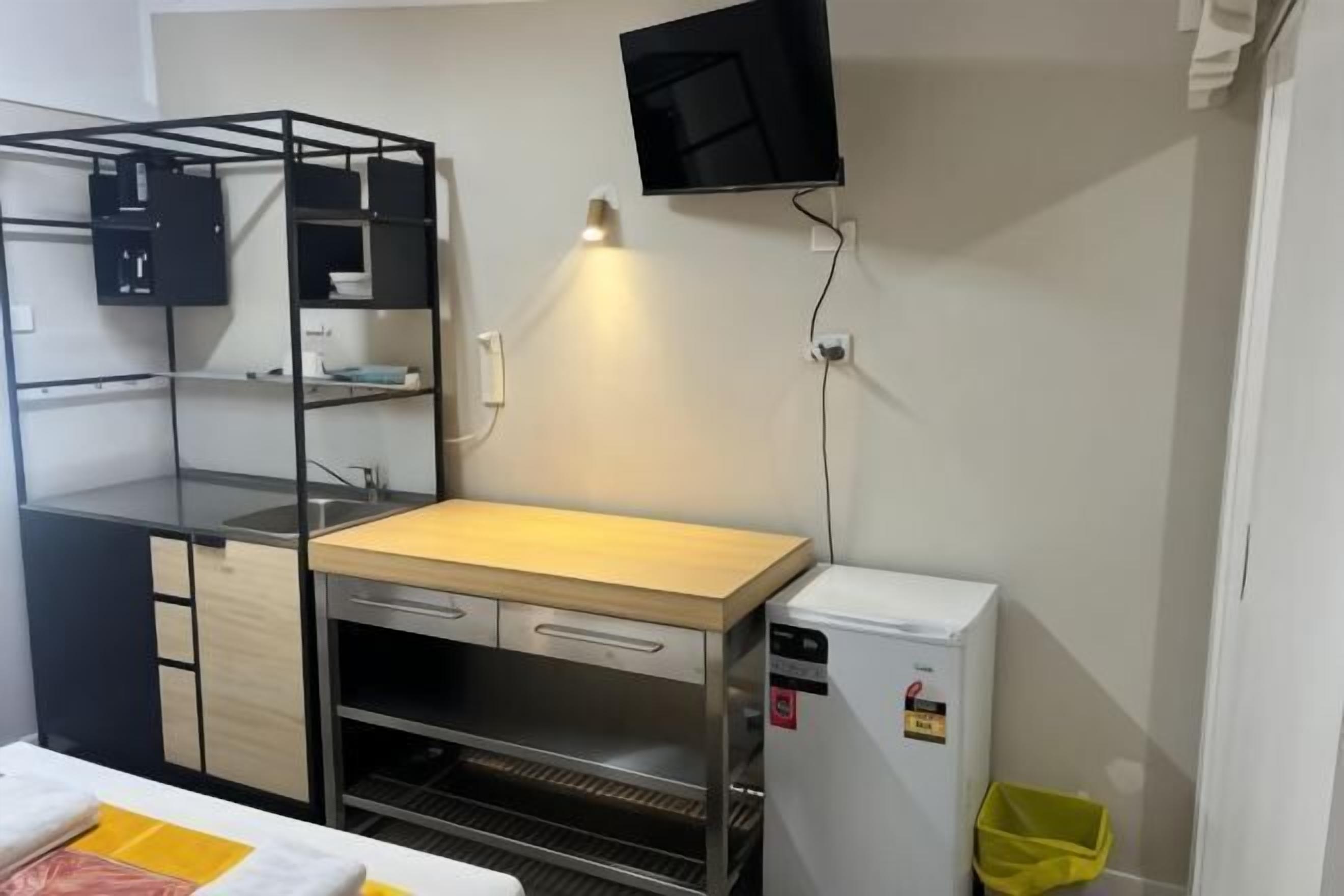 Escritorio, tabla de planchar con plancha, wifi gratis