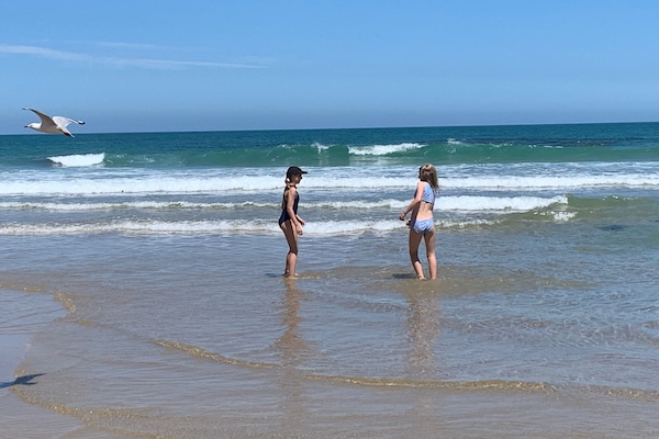 Nær stranden og solsenger