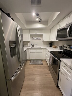 Frigorifero, microonde, forno, piano cottura