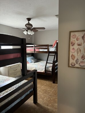 2 bedrooms, desk, WiFi, bed sheets