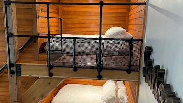 2 slaapkamers, een bureau, een strijkplank/strijkijzer, gratis wifi