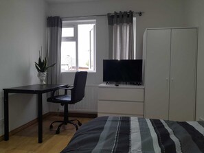 2 bedrooms, desk, iron/ironing board, bed sheets