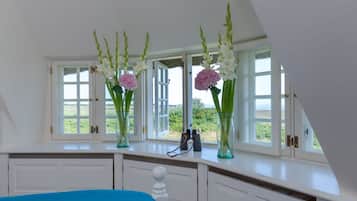 2 slaapkamers, een kluis op de kamer, een bureau